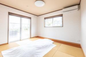 白滨ふくろう庵-白浜-的一间设有白色大床的房间