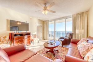 巴拿马城海滩Majestic Beach Resort Tower 2- 801的客厅配有沙发和桌子