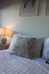 布赖特布莱特阿尔平汽车旅馆的一间卧室配有一张带枕头和灯的床
