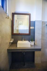 哈普特莱Tranquil Edge Villa的一间带水槽和镜子的浴室