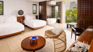 辛加东卡洲际斐济高尔夫度假村及Spa酒店的一间带一张床的卧室和一间带浴缸的房间