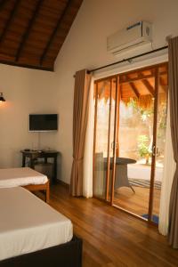 卡尔皮蒂耶The Blue Lagoon Resort Kalpitiya的带两张床和滑动玻璃门的客房