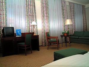 格尔利茨图马赫尔罗曼蒂克酒店的酒店客房,配有床和电视