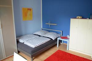 科隆奥斯特海姆卡尔捷酒店的一间卧室配有一张蓝色墙壁的床