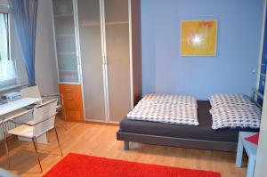 科隆奥斯特海姆卡尔捷酒店的一间小卧室,配有一张床和一张书桌
