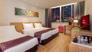吉隆坡de King Boutique Hotel KLCC的酒店客房设有两张床和电视。