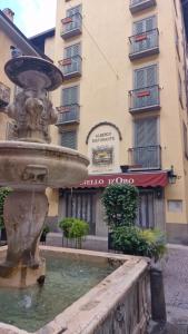 塞里亚泰Relais_Seriate的建筑物前的街道上的喷泉