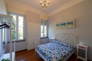 斯特雷萨Your Dream on Lake Maggiore: Historic House e Private Jacuzzi的一间卧室配有一张床和一个吊灯