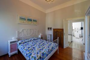 斯特雷萨Your Dream on Lake Maggiore: Historic House e Private Jacuzzi的一间卧室配有一张带蓝色棉被的床
