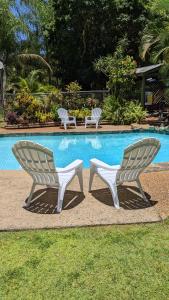 耶蓬古姆格林山林小屋的两把白色椅子坐在游泳池旁