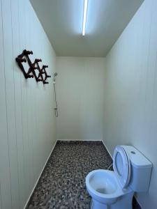 蔻立Rak Suan Homestay รักสวนโฮมสเตย์的一间小浴室,内设卫生间