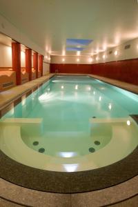Solonghello洛坎达迪拉泰酒店的大楼中央的大型游泳池