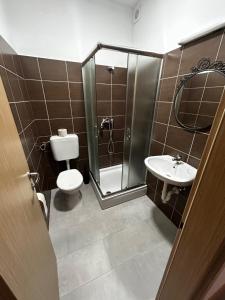 波热加Sobe Zimmer Frei的带淋浴、卫生间和盥洗盆的浴室