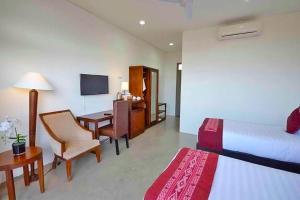 BaliboBalibo Fort Hotel的酒店客房设有一间带两张床和一张书桌的卧室