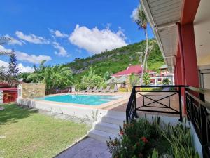 巴迪安SBG Resort Lambug的一个带游泳池和山脉的度假胜地