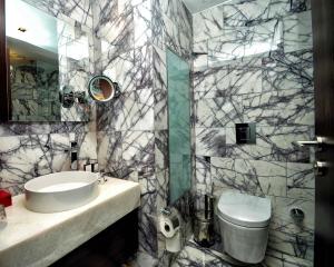 伊兹密尔Ramada Encore by Wyndham Izmir的一间带水槽和卫生间的浴室