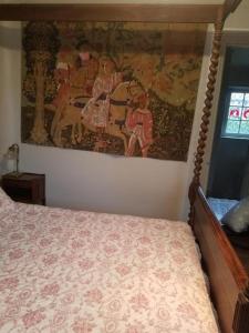 GagnyVilla Normandy的一间卧室配有一张壁画床