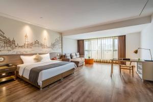 成都Chengdu Prolit Hotel的配有一张床和一张书桌的酒店客房