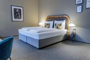 维也纳Hotel George Vienna的一间卧室,卧室内配有一张大床