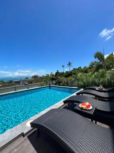 班邦宝Sea VIEW POOL Villa - 8 peoples- Private Pool - Beautiful garden的一个带两把椅子和一张桌子的游泳池