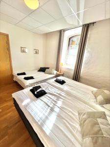 耶夫勒阿尔德霍尔曼酒店的带窗户的客房内设有两张大床