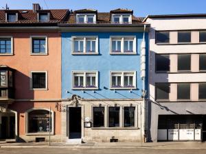 维尔茨堡Hotel Kunterbunt - by homekeepers的蓝色的建筑,在街上有白色的窗户