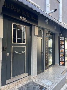 伊斯坦布尔Mudem Boutique Hotel的一座有门通往酒店的建筑