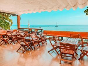 丽贝岛迷人丽贝别墅的甲板上的一组桌椅,享有海景
