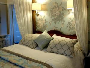 巴特米尔布里奇酒店的一间卧室配有带枕头的床