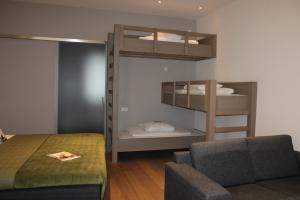 卡茨休维尔Hotel 't Peperhuys的一间卧室配有双层床和沙发