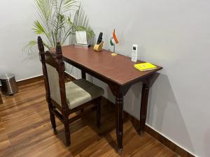 阿格拉Colonel's Abode的一张木桌和椅子