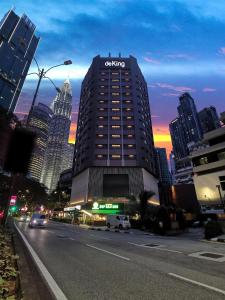 吉隆坡de King Hotel KLCC的城市街道上带有标志的建筑