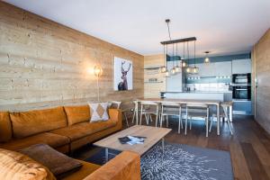 拉普德兹Apartment Wapa Alpe d'Huez - by EMERALD STAY的客厅配有沙发和桌子