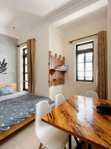 大叻Da Lat Lemongrass - Đà Lạt Sả的一间卧室配有木桌和一张床