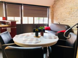 Corcelles-les-ArtsL'Aubergiste的桌椅和一瓶葡萄酒