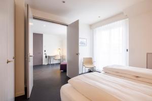 苏黎世EMA House Serviced Apartments Seefeld的酒店客房设有两张床和窗户。