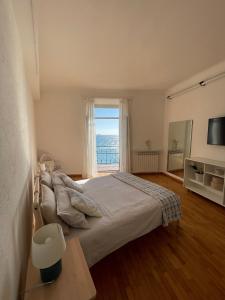 萨沃纳CasAmare di Carla的一间卧室设有一张床和一个大窗户
