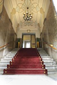 纽伦堡普林斯利津特酒店的吊灯的建筑物内的楼梯