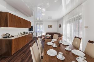 什恰夫尼察Apartamenty Eko的厨房以及带桌椅的用餐室。