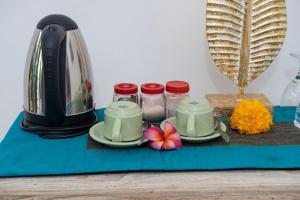 乌布帕德玛乌布休闲旅馆的一张带两个杯子和烤面包机的蓝色桌子