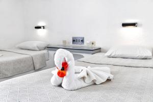 赫索尼索斯艾昂酒店的卧室地板上的白色毛巾天鹅