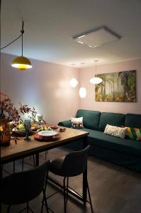 首尔Mapo 2bedroom house的客厅配有绿色沙发和桌子