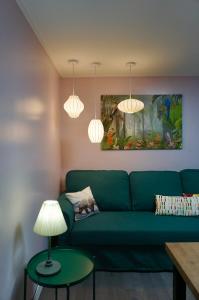 首尔Mapo 2bedroom house的客厅配有绿色沙发和灯