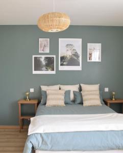 ChampguyonLes Rougemonts Eucalyptus的一间卧室配有一张带蓝色墙壁的大床
