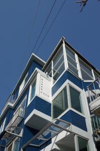 首尔Mapo 2bedroom house的一座拥有许多窗户的蓝色和白色建筑