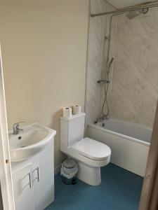 伦敦Valentines Inn的白色的浴室设有卫生间和水槽。
