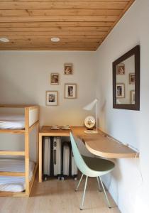 首尔Mapo Rooftop camping house的客房设有一张桌子和一张双层床。