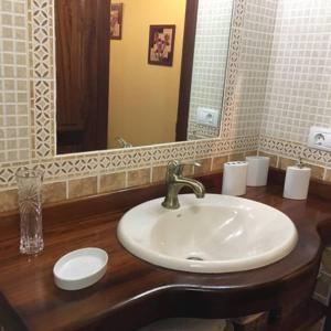 阿古洛Casa Rural Las Avestruces的一间带水槽和镜子的浴室