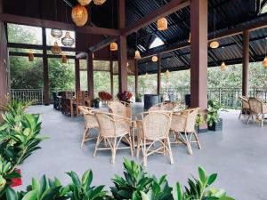 卡特勒格默Relax Lake View Resort的庭院设有藤椅和桌子,种有植物