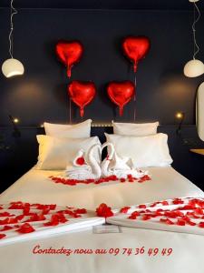 马蒂格Golden Tulip Martigues Provence的卧室配有一张墙上红色心床